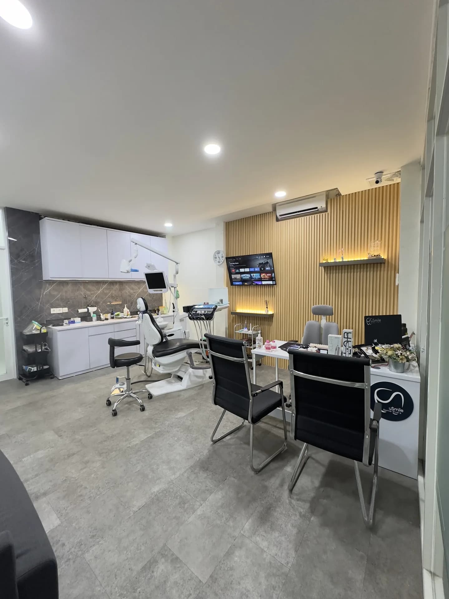 Ruang perawatan uSmile Dental Studio